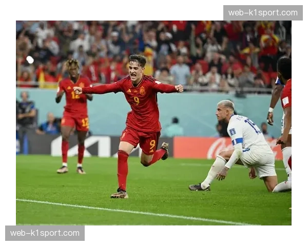 特写:重伤归来的加维,在训练中加练转换时的第一脚出球