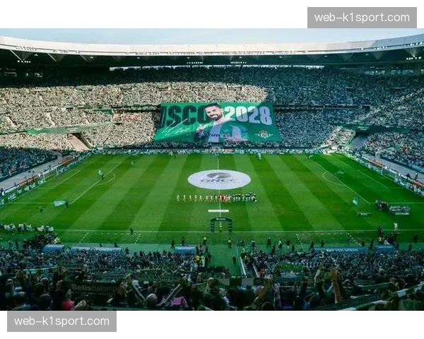 特写：贝蒂斯球迷在北看台展示巨型Tifo，致敬老队长华金