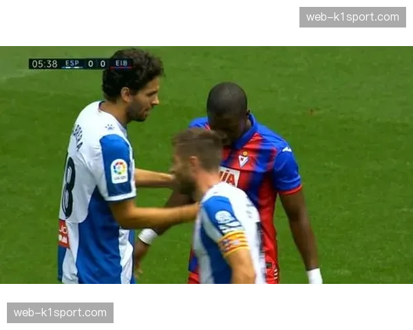 西班牙人主场看台发生小规模球迷冲突，比赛一度暂停