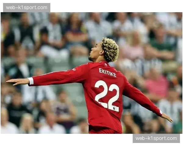 埃基蒂克被担架抬出：利物浦前锋重伤瞬间的无助与痛苦